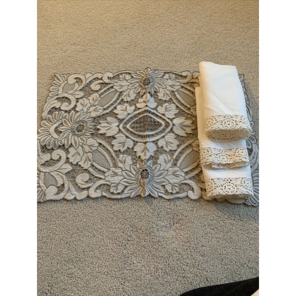 vintage handmade center piece / tray liner with 3 beautiful napkins England